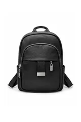 Mochila de ecocuero color negro con textura granulada, múltiples bolsillos con cierre, asas ajustables y detalles metálicos plateados.