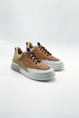 Zapatillas de cuero color tostado con detalles en marrón y lila.