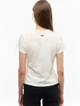 Remera de manga corta color blanco crudo, de corte entallado con cuello redondo. Presenta una estampa frontal colorida con ilustraciones y la leyenda "THE WORD FOR WORLD IS FOREST" de la marca Ay Not Dead.
