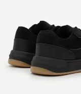 Championes de estilo urbano marca Viko, confeccionados en material sintético con diseño de recortes y perforaciones para mayor ventilación. Presentan puntera redonda, cierre mediante cordones y suela tipo bold en color caramelo.