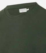 Remera de hombre, corte regular, color blanco hueso, con cuello redondo y manga corta. El tejido presenta una textura perforada vertical.