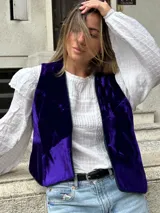 Chaleco de terciopelo color morado con diseño de bloques.