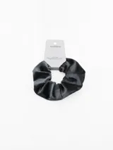 Colita de pelo tipo scrunchie confeccionada en tela de terciopelo color beige.