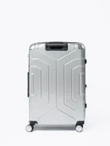 Valija rígida plateada de 28 pulgadas con diseño geométrico en el frente, manija retráctil superior, manija lateral y cuatro ruedas dobles.