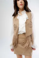 Pollera corta de simil gamuza color beige, con diseño de pespuntes decorativos en forma de rombos y cierre posterior.