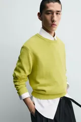 Sweater de punto regular fit, color verde, con cuello redondo y manga larga. Puños y dobladillo en rib.