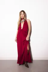 Vestido largo de terciopelo negro, con diseño al cuerpo, escote halter y pronunciado escote en V con frunce central.