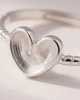 Anillo de plata 925 con diseño de corazón central y banda de textura trenzada, ajustable.