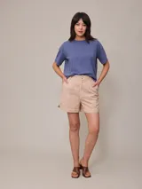 Short color beige de algodón y lino, con cintura alta y pinzas delanteras.