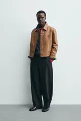Sobrecamisa de hombre regular fit de manga larga con efecto piel en color marrón. Cuenta con cuello solapa, bolsillos de vivo en la cadera, cierre frontal con botones y puños abotonados.