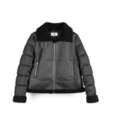 Campera negra de diseño híbrido que combina paneles de poliéster acolchado en las mangas con cuerpo de gamuza sintética. Presenta cuello, puños y ruedo con detalles de piel sintética tipo corderito, cierre frontal y dos bolsillos laterales con cierre.