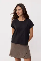Remera de manga corta color gris topo, con cuello redondo y calce relajado.