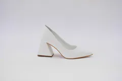 Zapatos de tacón color fucsia con textura croco, punta fina y tacón cuadrado forrado en cuero.