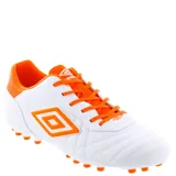 Championes de fútbol 11 Umbro modelo Touch AT, color negro con detalles en naranja vibrante. Presentan el logo de la marca en el lateral y suela con tapones para césped.