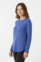 Remera de manga larga y cuello redondo, de corte clásico y ajuste entallado.