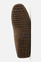 Mocasín casual de hombre, color azul marino, fabricado en piel serraje de alta calidad. Tiene forro y plantilla de piel, detalle de lazo en el empeine y horma redonda.