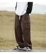 Pantalón cargo de pana marrón, de corte ancho y holgado, con cordón ajustable en la cintura y bolsillos cargo laterales.