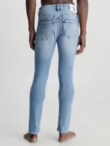 Pantalón de jean celeste, corte skinny, tiro medio, con bragueta con cremallera y diseño de cinco bolsillos.