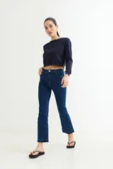 Sweatshirt gris claro de algodón, de corte clásico y manga larga.