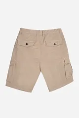 Bermuda cargo color verde militar, con bolsillos laterales amplios con solapa y cierre de botón, bolsillos frontales y cierre frontal con botón y cremallera.