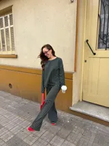 Conjunto de dos piezas de viscosa rayada en color azul marino y blanco, compuesto por un buzo de manga larga de corte holgado y un pantalón ancho tipo palazzo con cintura elástica.
