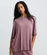Remera oversized de manga corta, color malva, con cuello redondo y confeccionada en microfibra con viscosa.