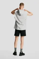 Buzo deportivo sin mangas color gris, confeccionado en tejido funcional DryMove™ que ayuda a absorber el sudor. Cuenta con capucha forrada en malla con cordón ajustable, corte estándar y bajo recto con aberturas laterales.