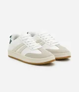 Championes de estilo casual, color blanco, con detalles en beige claro en los laterales y puntera de gamuza color gris claro. Posee suela de goma color caramelo y tirador trasero en color verde oscuro.