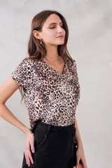 Remera de viscosa con estampado animal print, corte al cuerpo y mangas cortas.
