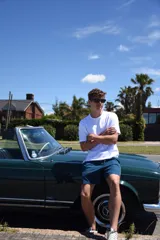 Short de baño azul marino liso con logo de la marca en la pierna izquierda.