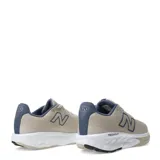 Championes de running New Balance modelo Fresh Foam 520, color beige con detalles en azul marino. Presentan capellada de malla transpirable, logo lateral en contraste y entresuela con tecnología Fresh Foam para mayor amortiguación.