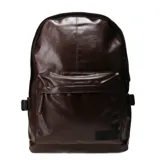 Mochila urbana de cuero sintético color marrón oscuro, con compartimento principal amplio y bolsillo frontal con cierre. Presenta un diseño minimalista con costuras verticales y una etiqueta decorativa en la parte inferior.