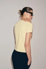 Camiseta de algodón flamé color amarillo claro, con cuello redondo y manga corta de corte regular fit.