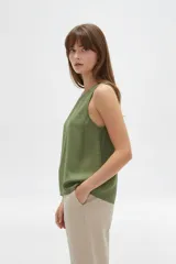 Musculosa verde de viscosa con cuello redondo y diseño ajustado.