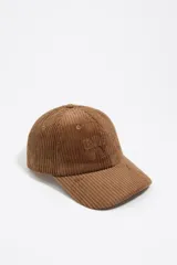 Gorra de béisbol de pana marrón, con visera curva y bordado frontal en tono a tono.