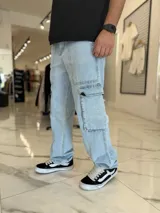 Pantalón cargo de jean color celeste, de corte oversize, con bolsillos laterales amplios en los muslos y bolsillos frontales superiores.