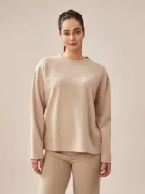 Buzo de manga larga a rayas horizontales color beige y blanco.