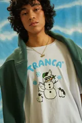 Remera negra de algodón con estampado de un muñeco de nieve y la palabra "Tranca" en celeste.
