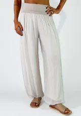 Pantalon de viscosa color marrón, de corte amplio y fluido con botamanga fruncida y cintura elástica ancha.