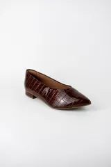 Zapatos planos estilo chatitas marca Marí, modelo Rita, color negro con textura efecto cocodrilo y acabado charol. Tienen punta fina y un diseño clásico de corte bajo.