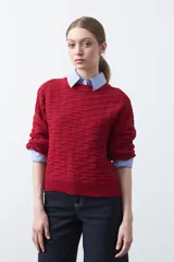 Sweater tramado color rojo, con mangas abullonadas y puños elastizados.