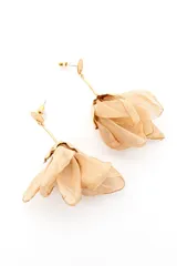 Aros colgantes dorados con diseño de flor de tela marrón translúcida y cierre de presión.