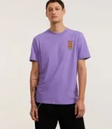 Remera de algodón color lila, corte comfort, cuello redondo y manga corta. Presenta un pequeño estampado bordado del personaje Scooby-Doo en el pecho izquierdo.