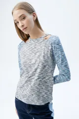 Remera de rib melange en colores combinados, con calce al cuerpo, escote a la base y aberturas en los hombros.