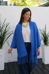 Saco abierto de punto color azul vibrante, con mangas tres cuartos y detalle de flecos largos en el ruedo.