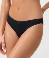 Kit de dos bombachas tipo bikini confeccionadas en algodón, con cintura media y detalle de lazo pequeño en el centro. Incluye una prenda de color negro y otra en tono rosado.