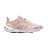 Championes de running Nike Air Winflo 9, color rosado con detalles en blanco. Presentan un diseño aerodinámico con el logo de la marca en el lateral y suela con amortiguación.