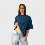 Remera de corte oversize color azul, con estampa gráfica en la espalda que incluye texto y diseño lineal.