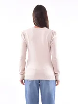 Sweater rojo de tejido de punto liso, con cuello redondo y mangas largas con leve frunce en los hombros.