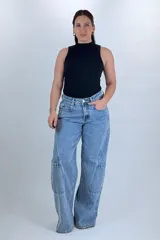 Jean wide leg baggy color azul, de tiro medio-alto, con diseño de costuras diagonales y bolsillos cargo laterales.